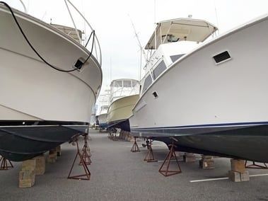 Motorbåter på land mellom støttebukker i en vinterhavn
