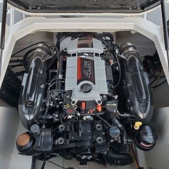 Åpen innenbordsmotor med synlig 4.5-liters motordeksel